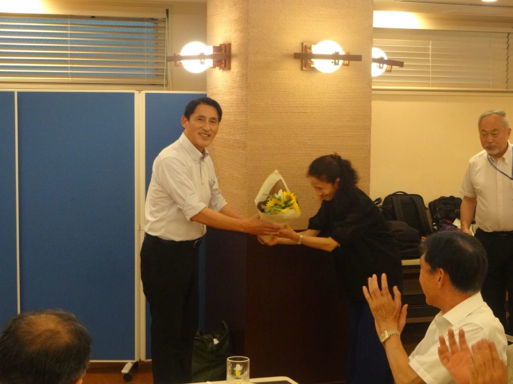 花束贈呈(大島前幹事)